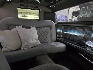 Lounge med bløde puder i limousine