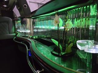 Oplyst bar midt i limousinen