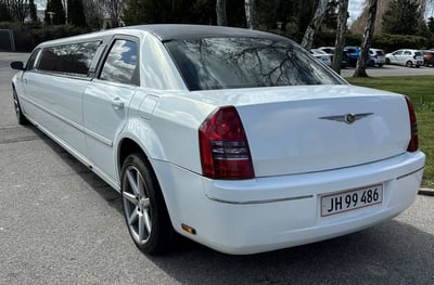 Hvid Chrysler 300C stretch limousine set bagfra