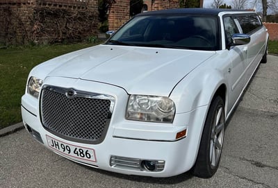 Hvid Chrysler 300C stretch limousine set forfra