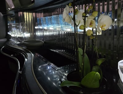 Dæmpet lys i limousine kabine og oplyst bar