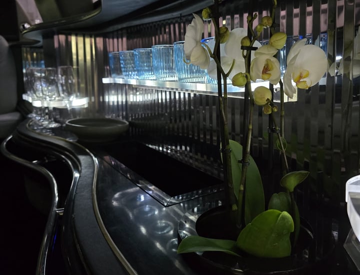 Dæmpet lys i limousine kabine og oplyst bar