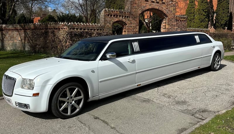 Hvid Chrysler 300C stretch limousine set fra siden